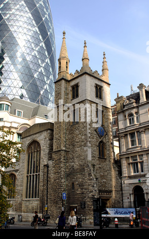 Sant'Andrea Chiesa Undershaft e il Gherkin, London, England, Regno Unito Foto Stock