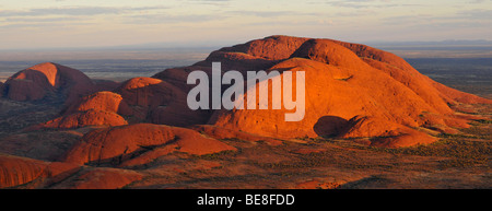 Panorama, vista aerea dell'Olgas al tramonto, Uluru-Kata Tjuta National Park, il Territorio del Nord, l'Australia Foto Stock