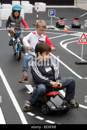 I bambini che imparano le norme sul traffico al 63th IAA International Motor Show di Francoforte/Germania Foto Stock