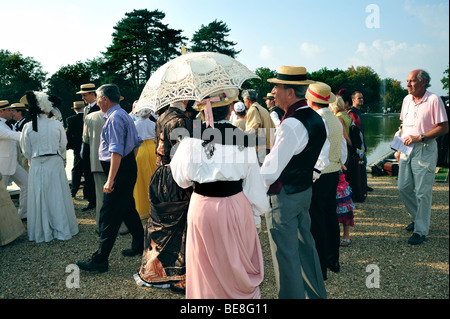 Parigi, Francia - i turisti in visita alla manifestazione francese, le persone vestite in costume d'epoca tradizionale, la donna vestito Ball, posteriore, vacanze d'estate d'epoca, Foto Stock