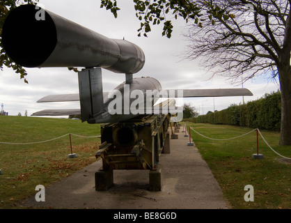 Il tedesco Seconda Guerra Mondiale Doodlebug V1 bombe volanti e rampa di lancio presso l'Imperial War Museum Duxford Cambridgeshire England Regno Unito Foto Stock