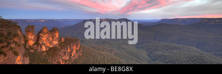 Panorama, formazione rocciosa Tre Sorelle, atmosfera serale, Jamison Valley, il Parco Nazionale Blue Mountains, Nuovo Galles del Sud, Australia Foto Stock