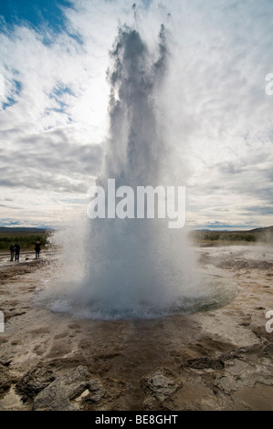 Strokkur Geyser, geyser e zona termale, Islanda, Europa Foto Stock