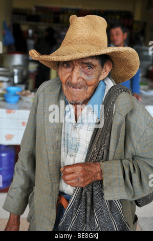 CAJABAMBA PERÙ - 6 settembre: mendicante indigeni al mercato locale, Perù il 6 settembre 2009 Foto Stock