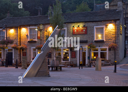 Spalla di montone pub e coltello scultura, St George Square, Hebden Bridge, Calderdale, West Yorkshire, Inghilterra, Regno Unito Foto Stock