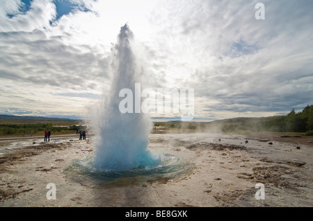 Strokkur Geyser, geyser e zona termale, Islanda, Europa Foto Stock