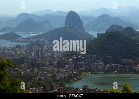 Sugarloaf collina con vista della baia di Guanabara e la Lagoa Rodrigo de Freitas, Rio de Janeiro, Brasile Foto Stock