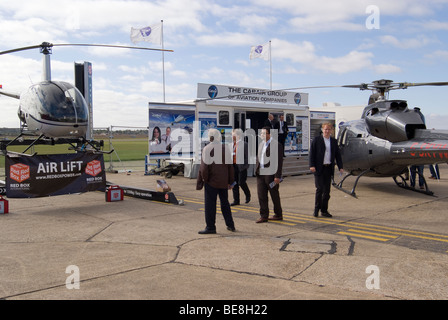 Robinson R22 Beta e Aérospatiale come355 F1 Ecureuil II con gruppo Cabair Stand a Helitech Trade Show di Duxford England Regno Unito Foto Stock