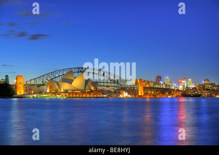 Sydney Opera House e il Sydney Harbour Bridge, Kirribilli, notte, Sydney, Nuovo Galles del Sud, Australia Foto Stock
