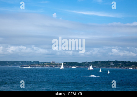 Barca a vela sul Narragansett Bay a Newport, Rhode Island Foto Stock