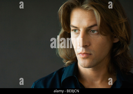 Uomo che guarda lontano nel pensiero, ritratto Foto Stock