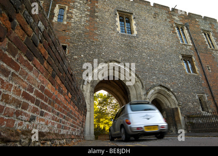 Il XIV secolo Abbey Gateway a St Albans, Herts, Regno Unito ora parte di Abbey school Foto Stock