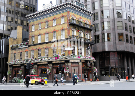 L'Albert, vecchi e nuovi, antica e moderna architettura di Victoria Street, London, England, Regno Unito, Europa Foto Stock