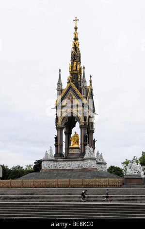 Albert Memorial monumento, statua dorata vicino alla Royal Albert Hall di Londra, Inghilterra, Regno Unito, Europa Foto Stock