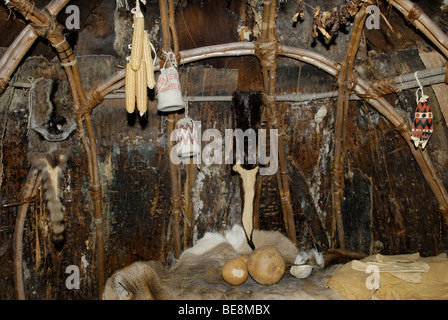 All'interno di un nativo americano teepee lodge, Mashantucket Pequots, XVI secolo Foto Stock