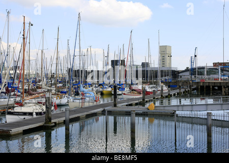 Gosport Porto e Marina Hampshire Inghilterra con HMS Alliance sottomarino in background Foto Stock