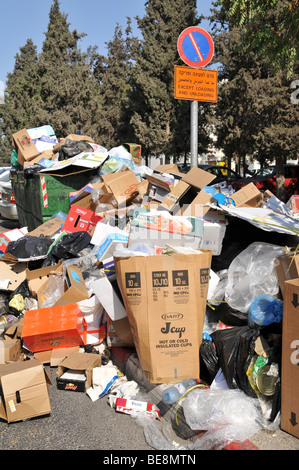 Israele, Gerusalemme, Garbage di accatastamento in strada durante uno sciopero comunali Foto Stock