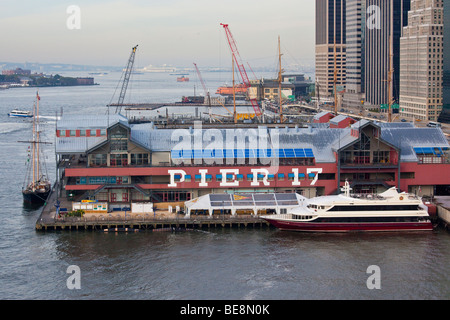 Pier 17 al South Street Seaport in New York City Foto Stock
