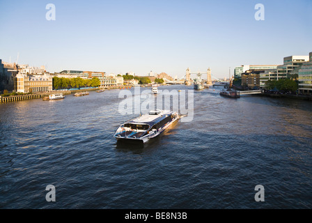 Una vista del fiume Tamigi guardando verso il Tower bridge. Crociera sul fiume in barca, Meteor Clipper. Regno Unito. Foto Stock