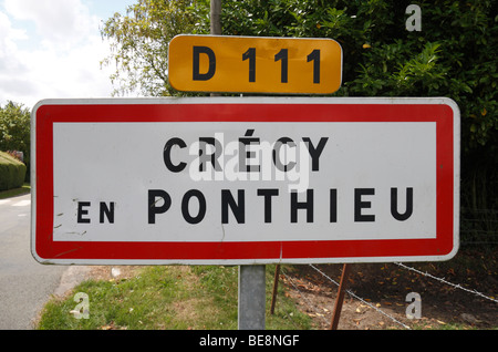 Cartello stradale che conduce a crecy en ponthieu, Somme, Francia. Nel 1346, la battaglia di Crecy ha avuto luogo al di fuori di theis village. Foto Stock