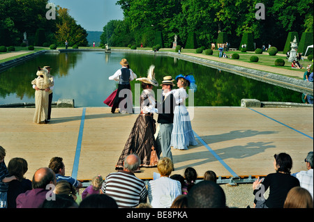 Parigi, Francia - Chateau de Breteuil, Choisel, francesi vestiti in Costume d'epoca, Coppie, Vesti di Viva, ballo a ballo evento di ballo anziani cresciuti Foto Stock