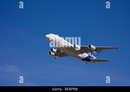 Airbus A380 sorvolano Hamburg-Finkenwerder, Amburgo, Germania, Europa Foto Stock