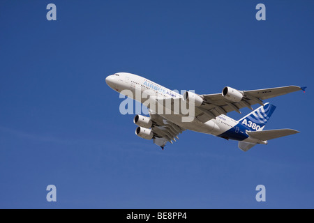 Airbus A380 sorvolano Hamburg-Finkenwerder, Amburgo, Germania, Europa Foto Stock