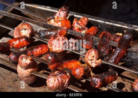 Salsicce alla griglia e Bracciole durante la festa di San Gennaro Festival di Little Italy a New York City Foto Stock