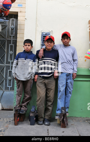 CAJABAMBA PERÙ - settembre 6:lustrascarpe ragazzi al mercato locale, Perù il 6 settembre 2009 Foto Stock