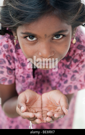Ragazza indiana con le mani a tazza di acqua potabile Foto Stock