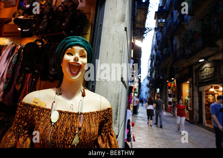 Manichino al di fuori del negozio di abbigliamento lungo stretti Carrer de Boria. Barri Gotic. Barcellona. Spagna Foto Stock