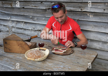 Il corridore di bicicletta a sud di taglio speck tirolese al Mountain Lodge il passo di Pennes, alto adige, italia, europa Foto Stock