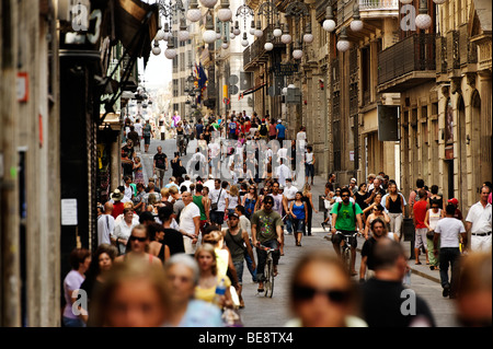 Affollata strada commerciale Carrer de Ferran nel Barri Gotic. Barcellona. Spagna Foto Stock