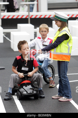 I bambini che imparano le norme sul traffico al 63th IAA International Motor Show di Francoforte/Germania Foto Stock