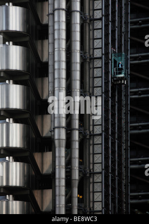 Lloyds edificio con un uomo in un ascensore, London, England, Regno Unito, Europa Foto Stock