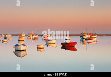 Il Portogallo, Algarve: ancoraggio barche presso la Ria Formosa, in Santa Luzia, Tavira, Foto Stock