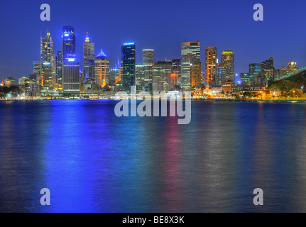 Vista della baia di Sydney, Circular Quay, porta skyline di Sydney, il quartiere centrale degli affari, notte, Sydney, Nuovo Galles del Sud, Australia Foto Stock