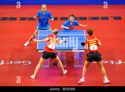 Elizabeta Samara e Daniela Dodean, Romania, vs. Nikoleta STEFANOVA e TAN Wenling, Italia, ping pong EM 2009, Porsche-Aren Foto Stock