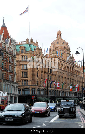 Brompton Road, Harrods Luxury department store, London, England, Regno Unito, Europa Foto Stock