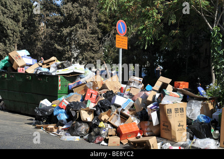 Israele, Gerusalemme, Garbage di accatastamento in strada durante uno sciopero comunali Foto Stock