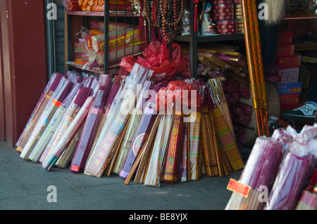 Negozio vendita di incenso e di altre cose che il popolo cinese utilizzare come regalo per i morti, a Pechino, Cina Foto Stock