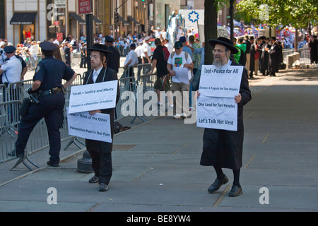 Hasidic rabbini Ebrei contro il sionismo in Israele Parade di New York City Foto Stock