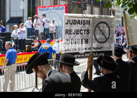 Hasidic rabbini Ebrei contro il sionismo in Israele Parade di New York City Foto Stock