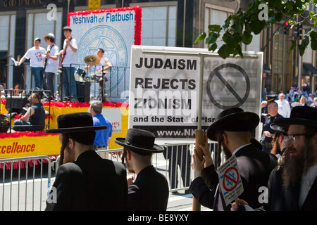 Hasidic rabbini Ebrei contro il sionismo in Israele Parade di New York City Foto Stock