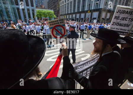 Hasidic rabbini Ebrei contro il sionismo in Israele Parade di New York City Foto Stock