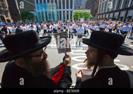 Hasidic rabbini Ebrei contro il sionismo in Israele Parade di New York City Foto Stock