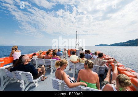 I turisti su una barca per gite tra Santa Margherita Ligure e Portofino, Golfo del Tigullio, Liguria, Riviera Ligure, Italia Foto Stock