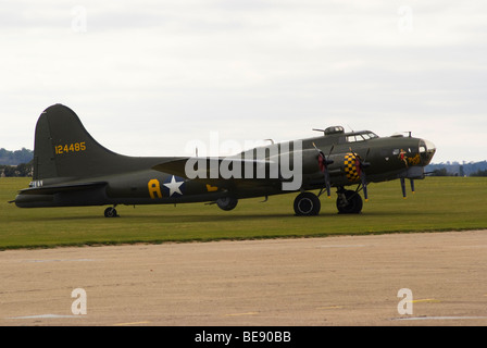Boeing B-17G Flying Fortress Bomber aeromobile Memphis Belle 124485 sul piazzale dell'IWM Duxford Aerodrome England Regno Unito Regno Unito Foto Stock