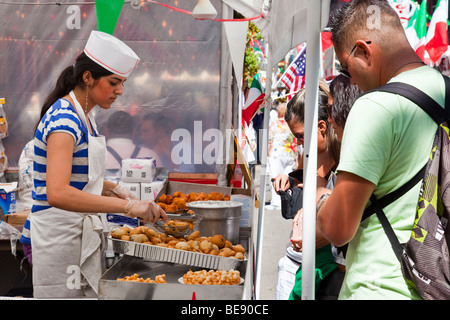Dolce fritto produttore presso festa di San Gennaro Festival di Little Italy a New York City Foto Stock