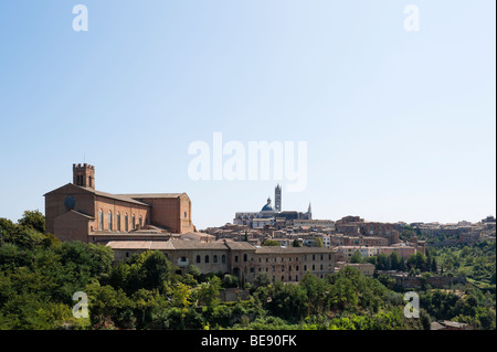 Vista sulla città di Siena con la Chiesa di San Domenico in primo piano e il Duomo con la distanza, Toscana, Italia Foto Stock